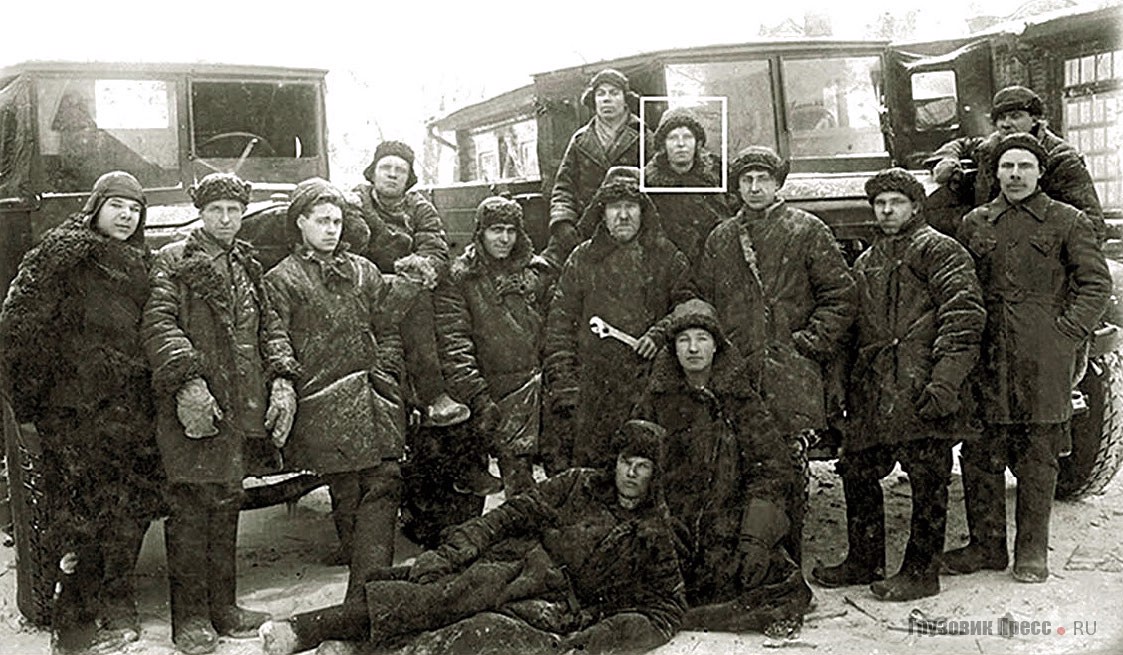Группа шоферов «СовМонгТорга» на фоне двух экземпляров Я-4, возивших грузы в Монголию. В рамке – Мария Панкова, первая женщина-шофер на Чуйском тракте. г. Бийск, 1931 г.