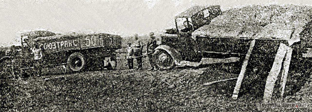 «Союзтрансовские» Я-4 на уборке урожая в Калачеевском районе РФ. 1931 г.