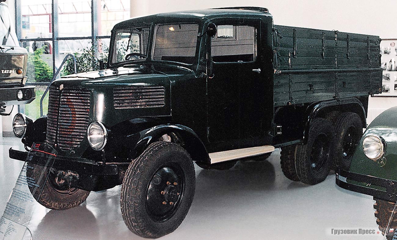 Полноприводная Tatra-93 с бензиновым мотором V8 мощностью 74 л.с. при рабочем объеме 4,0 л (1938 г.)