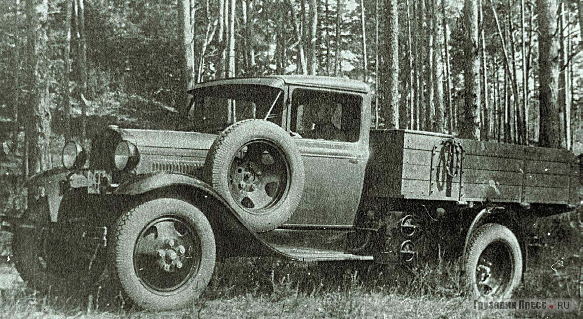 Из-за дефицита бензина в предвоенные годы полуторку пытались перевести на газогенераторное питание, например древесным углем. Опытный образец ГАЗ-43 с установкой Г21, размещенной под грузовой платформой. 1938 г.