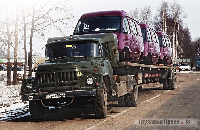 Украинский ЗИЛ-431612, оборудованный для транспортировки кузовов «Соболей», работающий на сжатом природном газе. Баллоны размещены под платформой полуприцепа