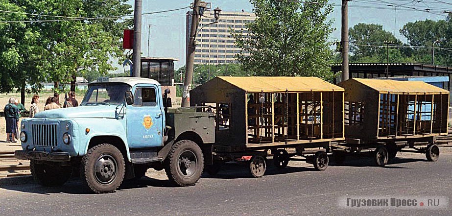 Тягач ГАЗ-53 с вагонетками для сборочных деталей