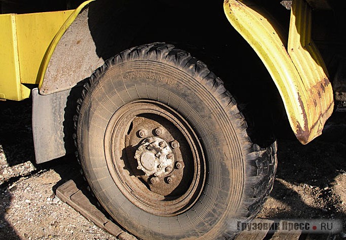«Родное» колесо с резиной НР-54. Его можно заменить «зиловским»