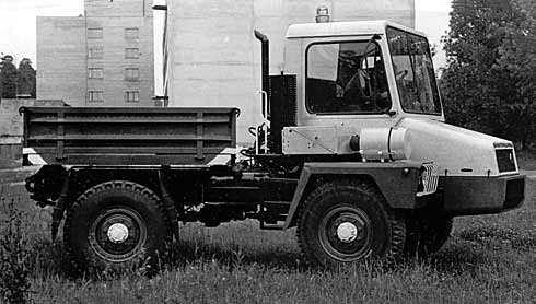 Макет первого отечественного многоцелевого автомобиля МАШ-100