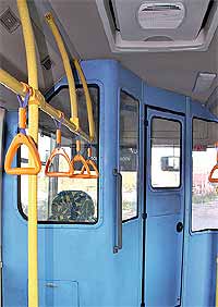 По требованию российских перевозчиков городские автобусы Golden Dragon оборудованы закрытой кабиной водителя