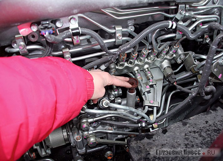 На моторе Еuro 3 установлен насос ручной подкачки топлива. Чудеса