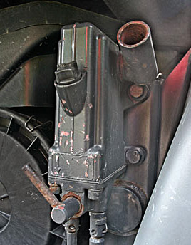 Гидравлический подъемник кабины очень компактный и расположен в удобном для работы месте – за брызговиком переднего колеса