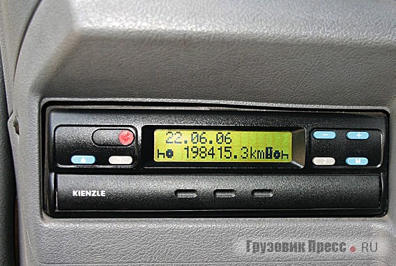 Автомобиль оборудован цифровым тахографом Kienzle, который установлен под приборной панелью, с левой стороны