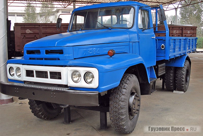 Бортовой грузовик Jaju-64 (4х2) на открытой экспозиции продукции завода «Сынри»