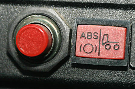 Кнопка и индикатор включения АБС тормозов