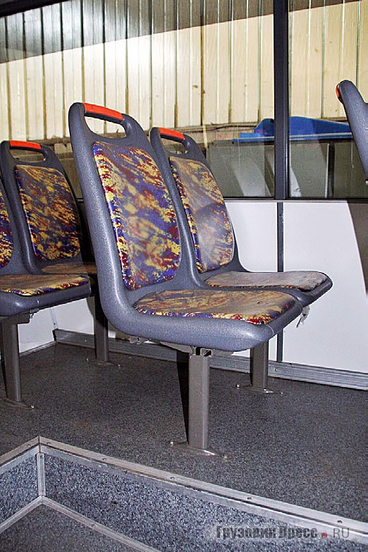 Все сиденья установлены на пандусах, это позволило разместить под ними некоторые узлы автобуса и колесные ниши, не поднимая уровня пола в проходе