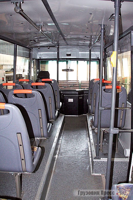 Планировка салона внутри – как у «взрослого» автобуса, только сиденья стоят в три ряда, а не в четыре. Проход между рядами сидений получился широким