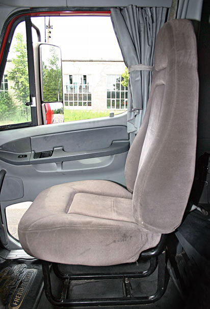 Пассажирское сиденье установлено жестко, без амортизирующих устройств, но сами подушки такие мягкие, что частично компенсируют этот недостаток