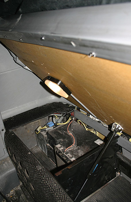 Слева под «спальником» – автономный отопитель, справа – вещевой ящик