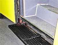 Из-под основных ступенек при открытой двери на пневмоприводе выдвигается дополнительная подножка (черного цвета)