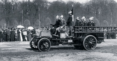 Сверху – первый пожарный автомобиль «Лесснер» во время парада петербургских пожарных на Марсовом поле в 1905 г., снизу  – годом позже во время учебного выезда. Эта машина считается самым первым «Лесснером» русской сборки, оснащенным отечественным двигателем, однако...