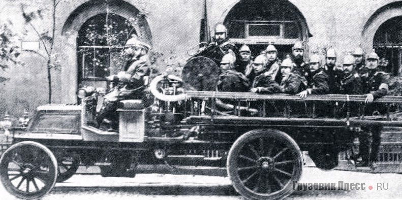 Сверху – первый пожарный автомобиль «Лесснер» во время парада петербургских пожарных на Марсовом поле в 1905 г., снизу  – годом позже во время учебного выезда. Эта машина считается самым первым «Лесснером» русской сборки, оснащенным отечественным двигателем, однако...