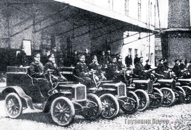 Почтовые фургоны «Лесснер Тип 1» во дворе Главного почтамта. С.-Петербург. 1905 г.