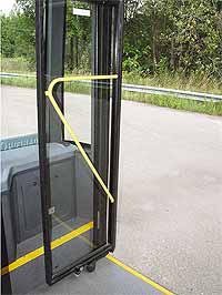 Двери автобуса открываются на 90°, и механизмы их открытия не мешают входу и выходу пассажиров