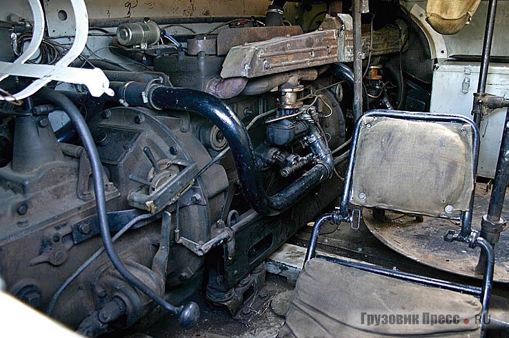 Силовой агрегат из двух двигателей ГАЗ-203, сцепления и КП, даже с рычагом переключения