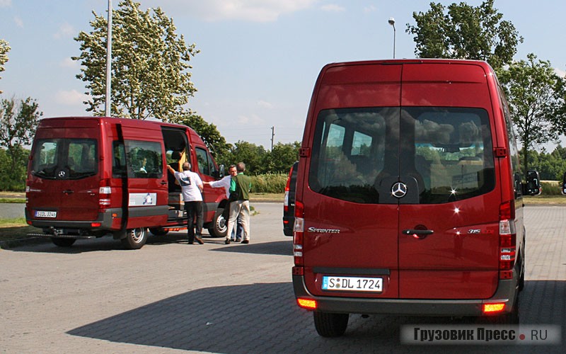 Издалека различия обычного Sprinter (4x2) и версии со всеми ведущими колесами (слева) зрительно особенно не видны