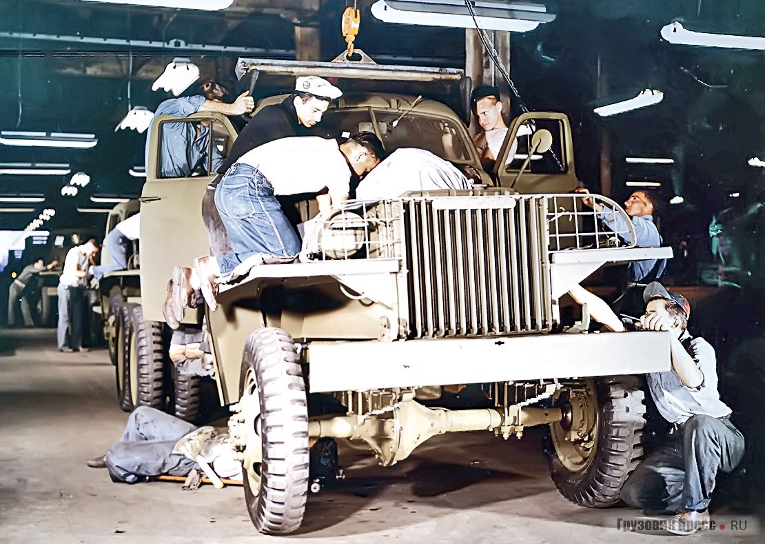 Сборка Studebaker US6 с единственной фарой для британской армии. Заводской снимок 1941 г. из коллекции Ричарда Куинна