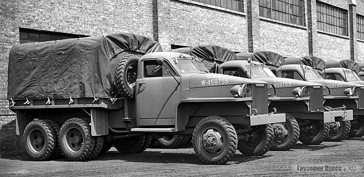Studebaker US6 модификаций U1 и U2 (на заднем плане с лебёдкой) для армии США, 1941 г.