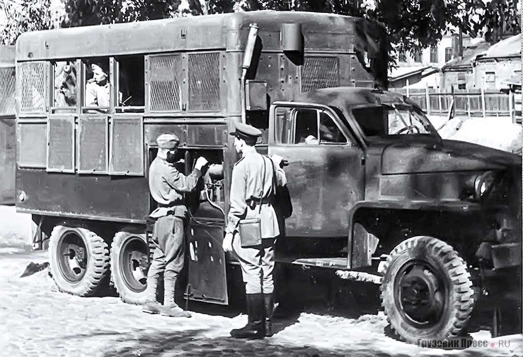 Мастерская в трансформируемом кузове ST-6 на шасси Studebaker US6 (U9). Фотография 1944 г. из альбома «Studebaker на Советско-германском фронте», коллекция Ричарда Куинна