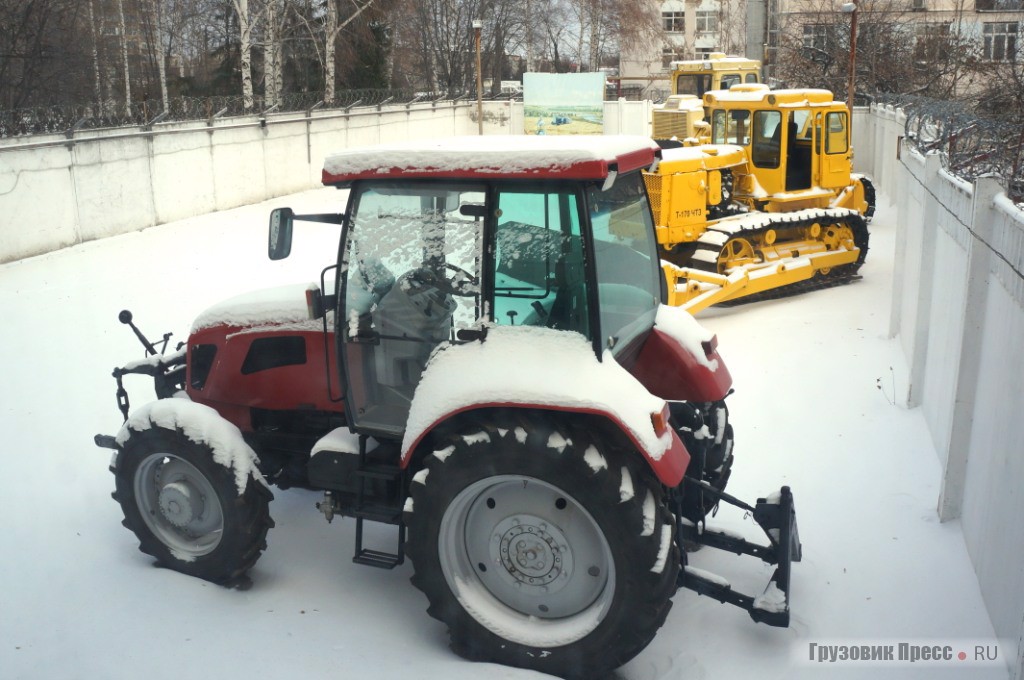 Для тех, кому хочется увидеть открытую площадку прямо сейчас – фото «Трактора в снегу…»