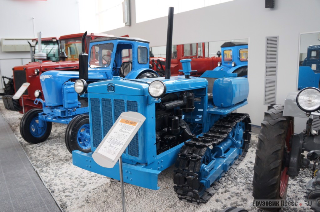 Обратите внимание - этот с виду игрушечный трактор выпускался до 1960 года!