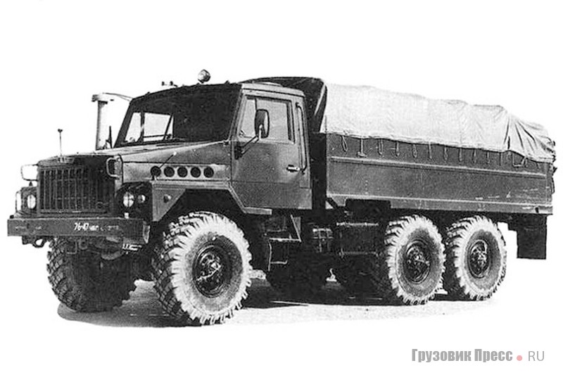 Плавающий «Урал-43221» («Урал-4322П») 1978 года семейства «Суша». Модификация плавающего «Урал-4322» на базе серийного грузовика «Урал-4320» с кабиной КамАЗ и цельнометаллической грузовой платформой длиной 4,5 м.