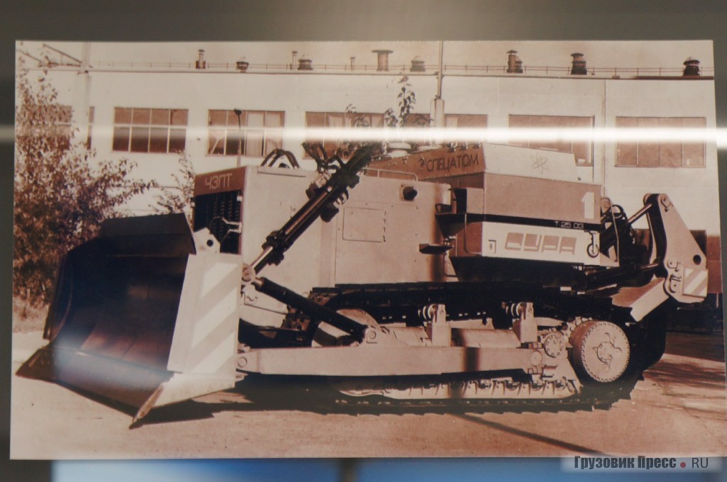 Сура Т-25.03 Спецатом - экспериментальное роботизированное автономное шасси. ГСКБ по ЧЗТП, 1989