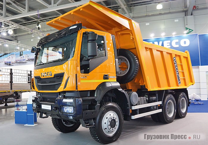 Полноприводный самосвал [b]IVECO Trakker AD380T42W[/b] с колёсной формулой 6х6 от IVECO-АМТ. Особенности – увеличенная до 41 000 кг полная масса и мощный кузов (стенки – 8 мм, дно – 10 мм) вместимостью 16 м<sup>3</sup> для скальной породы