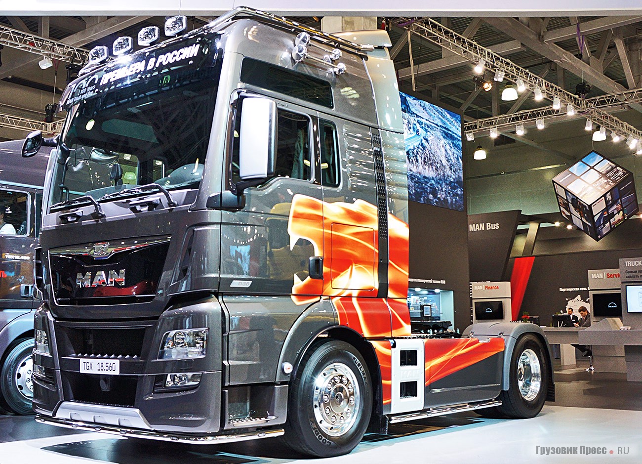 «Юбилейный» седельный тягач [b]MAN TGX 18.560 4х2 LLS «100 Yars Edition»[/b]. Кроме яркой внешности (кабина XXL с обилием хрома и головой льва на полкабины), машину выделяет 560-сильный двигатель и 12-ступенчатый «робот» ZF TipMatic