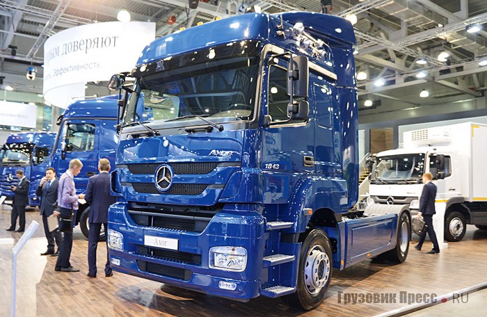 Ничем, на первый взгляд, не приметный седельный тягач [b]Mercedes-Benz Axor 1843LS[/b], на самом деле имеет увеличенную с 3600 до 3900 мм базу и сдвинутое на 840 мм от оси седло. Теперь нагрузка на седло 9700 кг, без превышения заднего осевого веса