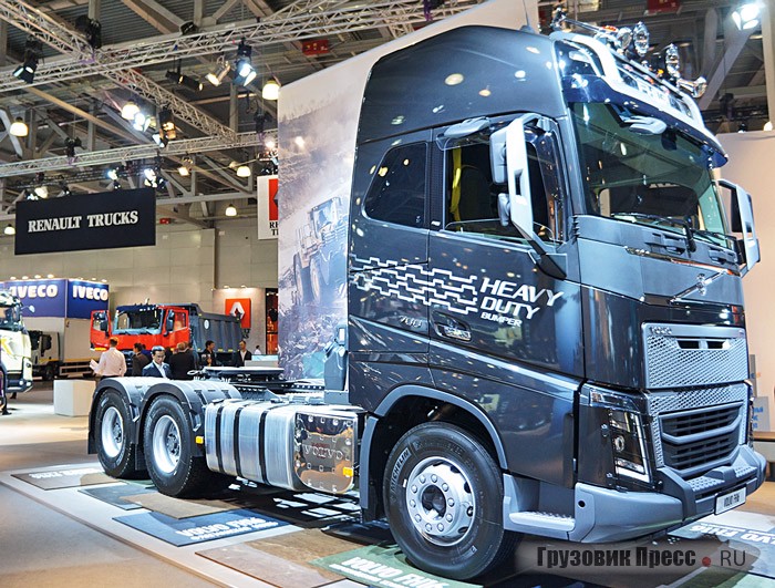 Седельный тягач [b]Volvo FH16[/b] с колёсной формулой 6х4. Машина интересна двигателем D16G мощностью 700 л.с. и «роботом» I-Shift, имеющим программное обеспечение для сверхтяжёлых перевозок, и… усиленным бампером