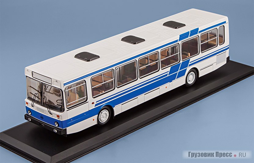 Варианты окраски моделей [b]ЛиАЗ-5256[/b], предложенные компанией Classicbus (ещё на подставках, со снятыми зеркалами заднего вида)