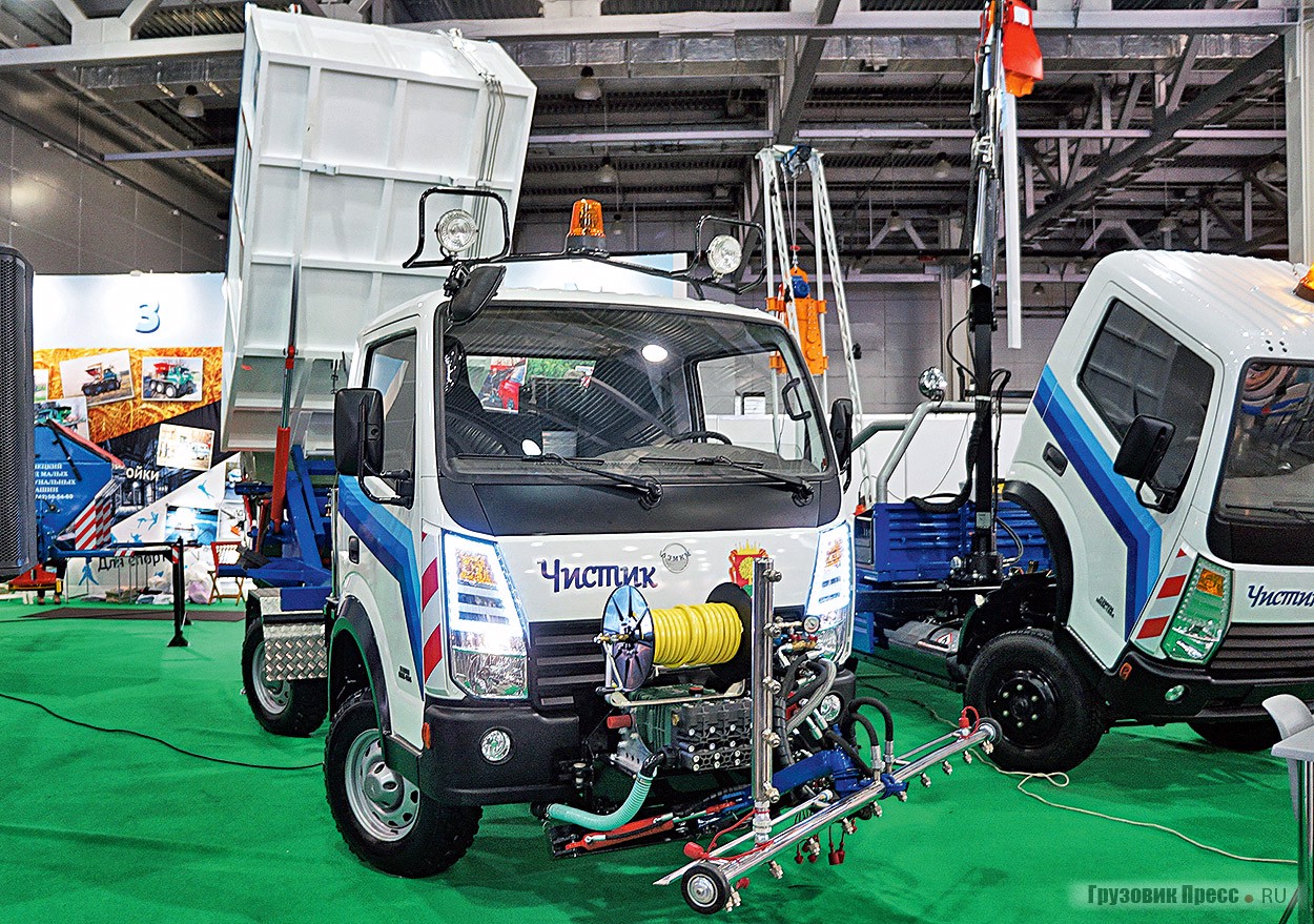 Универсальная коммунальная машина [b]МКМ-1904 «Чистик»[/b] – симбиоз модифицированного полноуправляемого шасси «уазика» и кабины Qixing. Сфера деятельности – все работы от поливки улиц до вывоза мусора