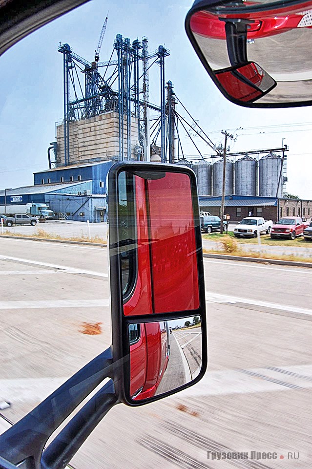 Аэродинамичная форма кронштейна зеркала заднего вида спроектирована с учётом ветровых нагрузок с одновременной минимизацией динамического сопротивления