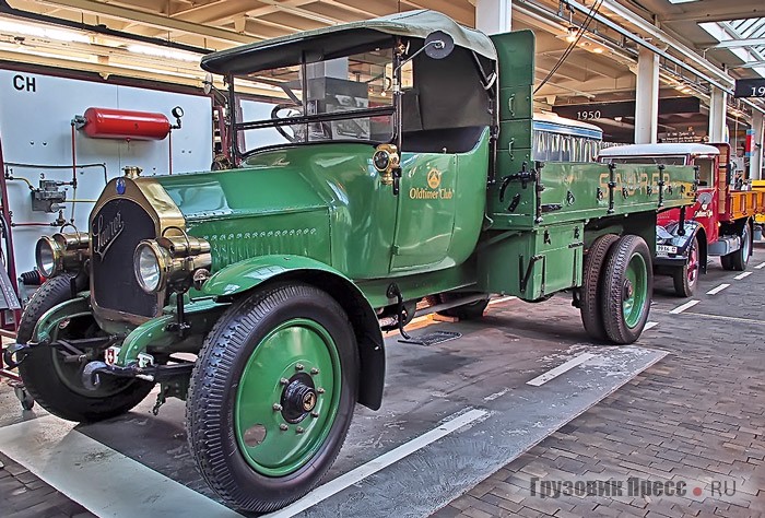 Ровесник февральской революции, этот [b]Saurer 3TC[/b] поступил к заказчику 14 февраля 1917 г. Мощность четырёхцилиндрового мотора AM II – 30 л.с., грузоподъёмность – 3–3,5 т, скорость – 25 км/ч. Данную модель выпускали заводы в Арбоне (Швейцария), Вене (Австрия), Линдау (Германия), Плэйнфилде (США) и Сюрене (Франция). Начиная с этой модели, все Saurer оснащали карданным приводом ведущих колёс