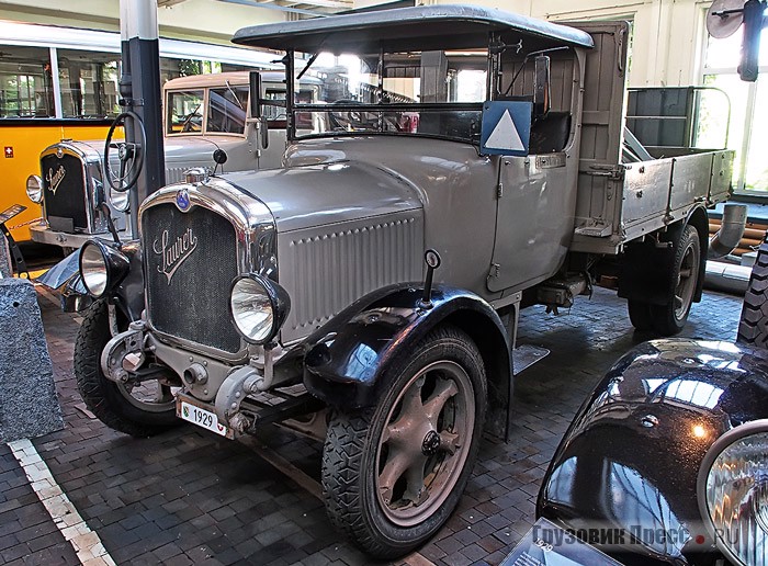 Шеститонка [b]Saurer 5AE[/b] выпущена 27 сентября 1927 г. для некоего господина Ремиги Блэттлера из Хергисвила и поставлена ему 31 октября. До возвращения в Арбон в 1972 г. прошла 1,6 млн км, главным образом из-за удивительной надёжности 8,14-литрового 60-сильного 4-цилиндрового двигателя семейства А, оснащённого моторным тормозом и ограничителем оборотов. В этом агрегате все вращающиеся части опирались на шариковые или роликовые подшипники. Подобными грузовозами с сентября 1924-го по октябрь 1926-го торговал Антуан де Сент Экзюпери, впрочем, без особого успеха