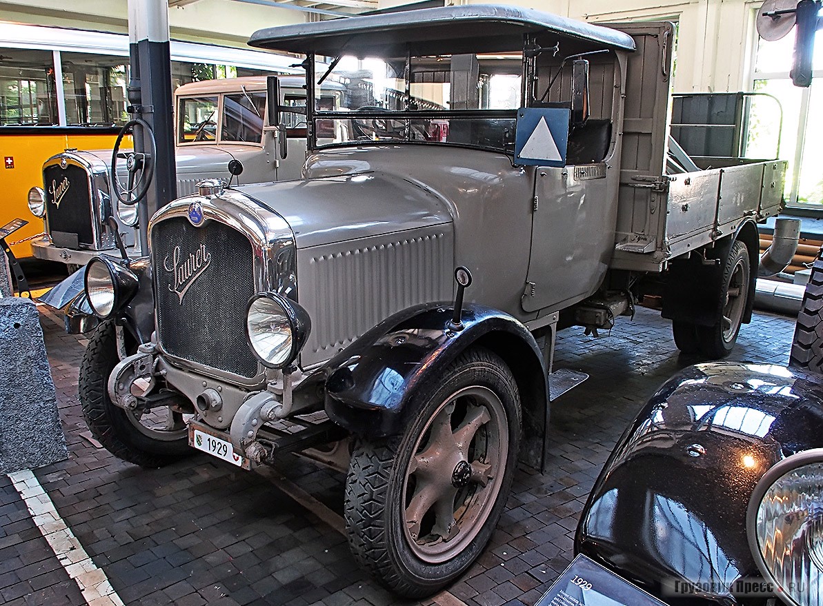 Шеститонка [b]Saurer 5AE[/b] выпущена 27 сентября 1927 г. для некоего господина Ремиги Блэттлера из Хергисвила и поставлена ему 31 октября. До возвращения в Арбон в 1972 г. прошла 1,6 млн км, главным образом из-за удивительной надёжности 8,14-литрового 60-сильного 4-цилиндрового двигателя семейства А, оснащённого моторным тормозом и ограничителем оборотов. В этом агрегате все вращающиеся части опирались на шариковые или роликовые подшипники. Подобными грузовозами с сентября 1924-го по октябрь 1926-го торговал Антуан де Сент Экзюпери, впрочем, без особого успеха