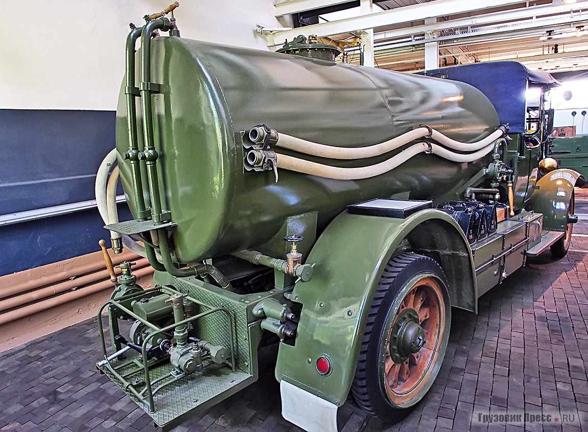 В 1915–1917 гг. главный конструктор Хейнрих Майер разработал очередное «модульное» семейство [b]Saurer – Typ A[/b], г/п 2, 3, 4, 5 т с четырёхцилиндровыми моноблочными двигателями мощностью 40, 50 и 60 л.с. Топливозаправщик на шасси Saurer 4A с 40-сильным мотором в 1923 г. начал обслуживать аэродром Дюбендорф