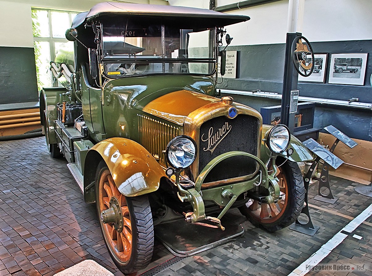 В 1915–1917 гг. главный конструктор Хейнрих Майер разработал очередное «модульное» семейство [b]Saurer – Typ A[/b], г/п 2, 3, 4, 5 т с четырёхцилиндровыми моноблочными двигателями мощностью 40, 50 и 60 л.с. Топливозаправщик на шасси Saurer 4A с 40-сильным мотором в 1923 г. начал обслуживать аэродром Дюбендорф