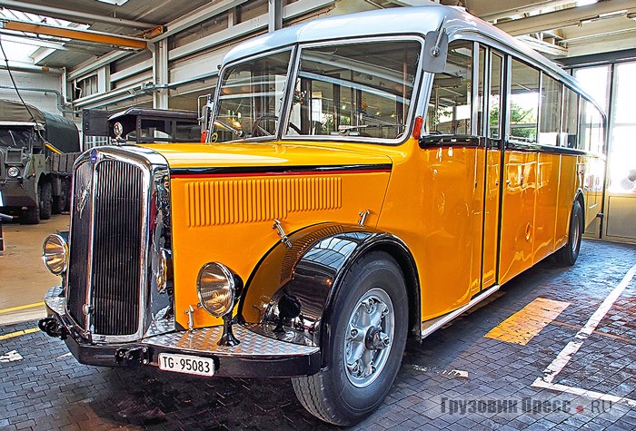 [b]Saurer S4C[/b] выпуска 1948 г. – классический швейцарский Postbus. В Швейцарии пассажирское междугородное сообщение традиционно обеспечивалось почтовым ведомством. Автобус оснащён 8-литровым рядным шестицилиндровым дизелем CT1D-L с турбонагнетателем BBC, мощность – 135 л.с. Полная масса автобуса – 11 500 кг. Примечательны двери с обеих сторон кузова