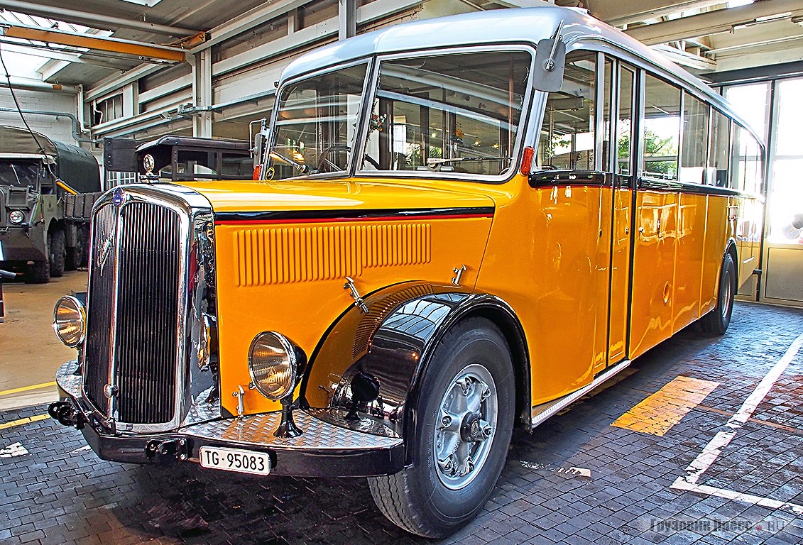 [b]Saurer S4C[/b] выпуска 1948 г. – классический швейцарский Postbus. В Швейцарии пассажирское междугородное сообщение традиционно обеспечивалось почтовым ведомством. Автобус оснащён 8-литровым рядным шестицилиндровым дизелем CT1D-L с турбонагнетателем BBC, мощность – 135 л.с. Полная масса автобуса – 11 500 кг. Примечательны двери с обеих сторон кузова