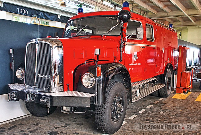 Аналог ЗИЛ-130 – [b]Saurer 2DM[/b] 1972 г. выпуска. Как в 1940-е, руководство Saurer разрывалось между производством карбюраторных и дизельных моделей, так в 1960-х не могло решиться оснащать все дизели нагнетателями. И потом, какими – турбо или механическими? Но модель 2DM так и не получила никакого