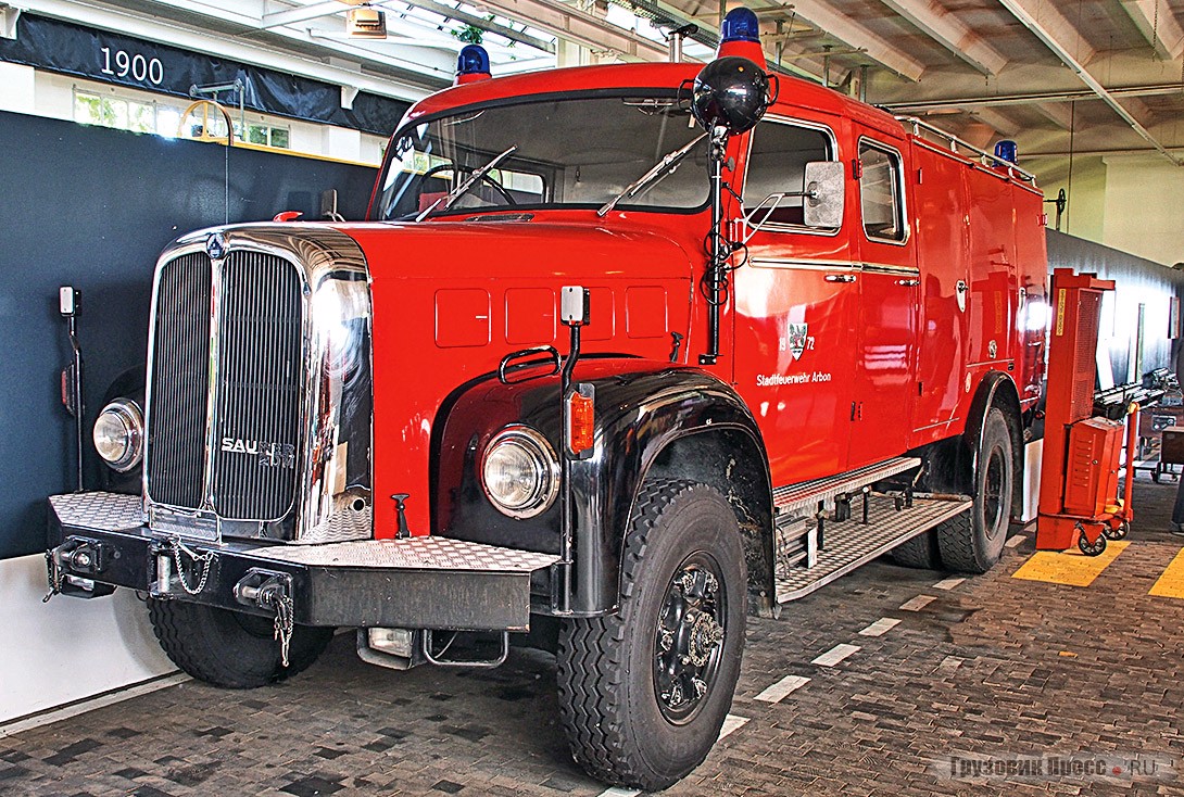 Аналог ЗИЛ-130 – [b]Saurer 2DM[/b] 1972 г. выпуска. Как в 1940-е, руководство Saurer разрывалось между производством карбюраторных и дизельных моделей, так в 1960-х не могло решиться оснащать все дизели нагнетателями. И потом, какими – турбо или механическими? Но модель 2DM так и не получила никакого