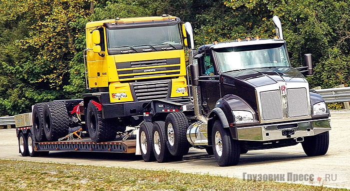 Тяжёлый тягач Kenworth нового семейства Т880 перевозит внедорожное шасси Kenworth C500K с кабиной от DAF XF