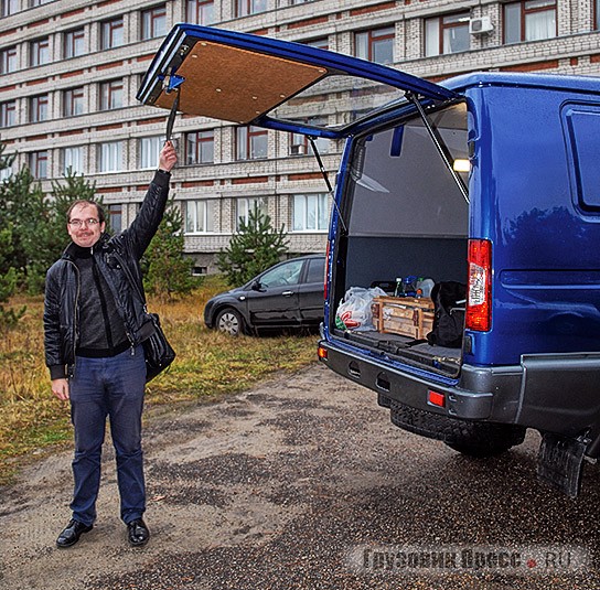 Многие оценили заднюю подъёмную дверь – загружать машину под таким козырьком под снегом или дождём намного приятнее